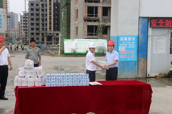 楊曉彬到徽鹽地產(chǎn)定遠(yuǎn)、泗縣項(xiàng)目公司開展高溫慰問